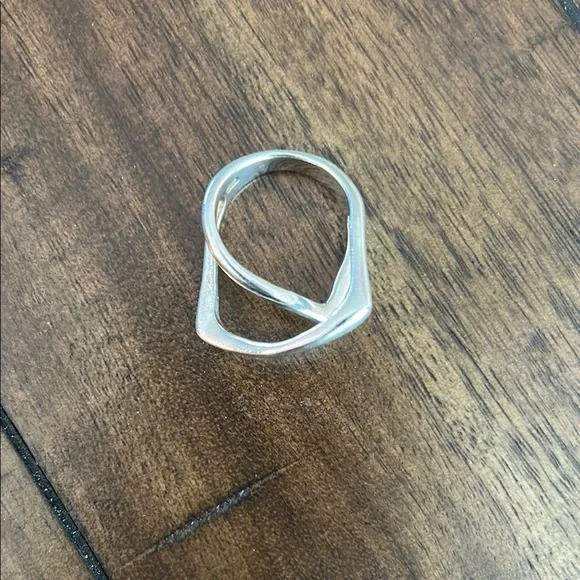 Elegant Sterling Silver Crossover Ring - Picture 3 of 6